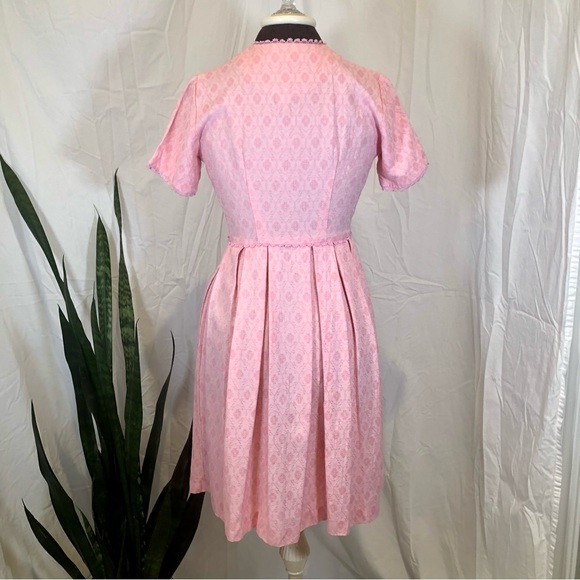 Vintage 1960s-70s Woven Cotton Jacquard Lace Trimmed Pastel Pink Dress - Picture 12 of 13